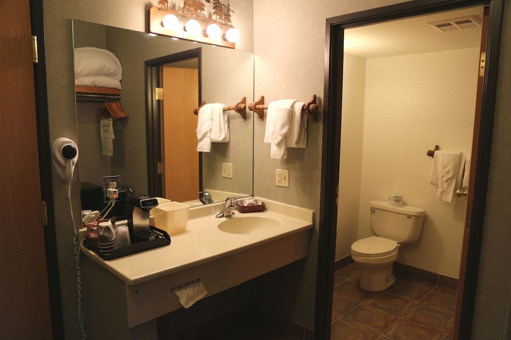 Stafford's Crooked River Lodge & Suites 38/41