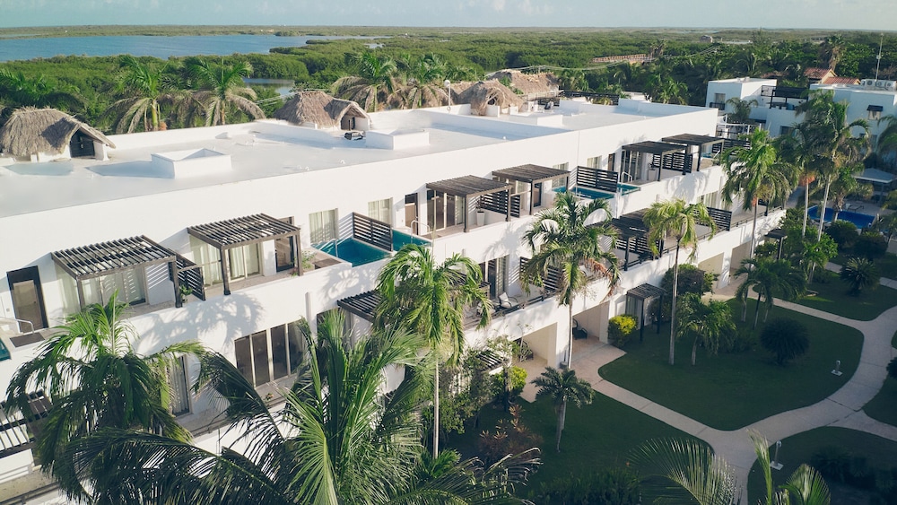 Las Terrazas Resort And Residences 6/77