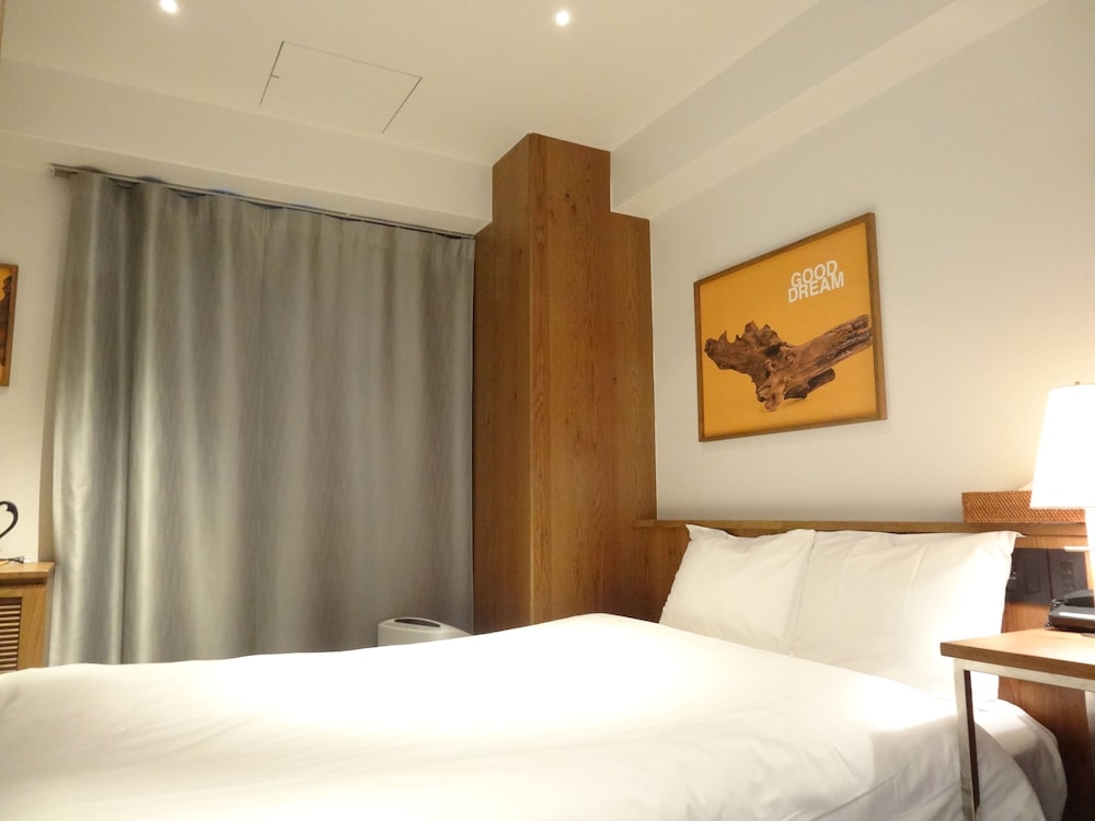 The Wall Hotel 8/37