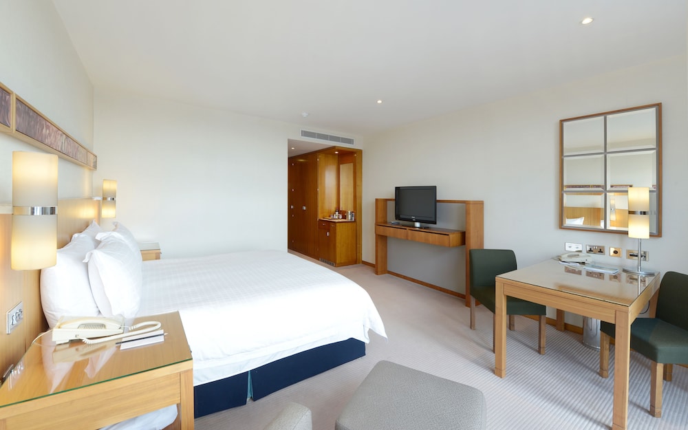 DELUXE, KING BED