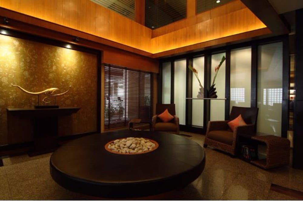 Rose Hotel 34/50