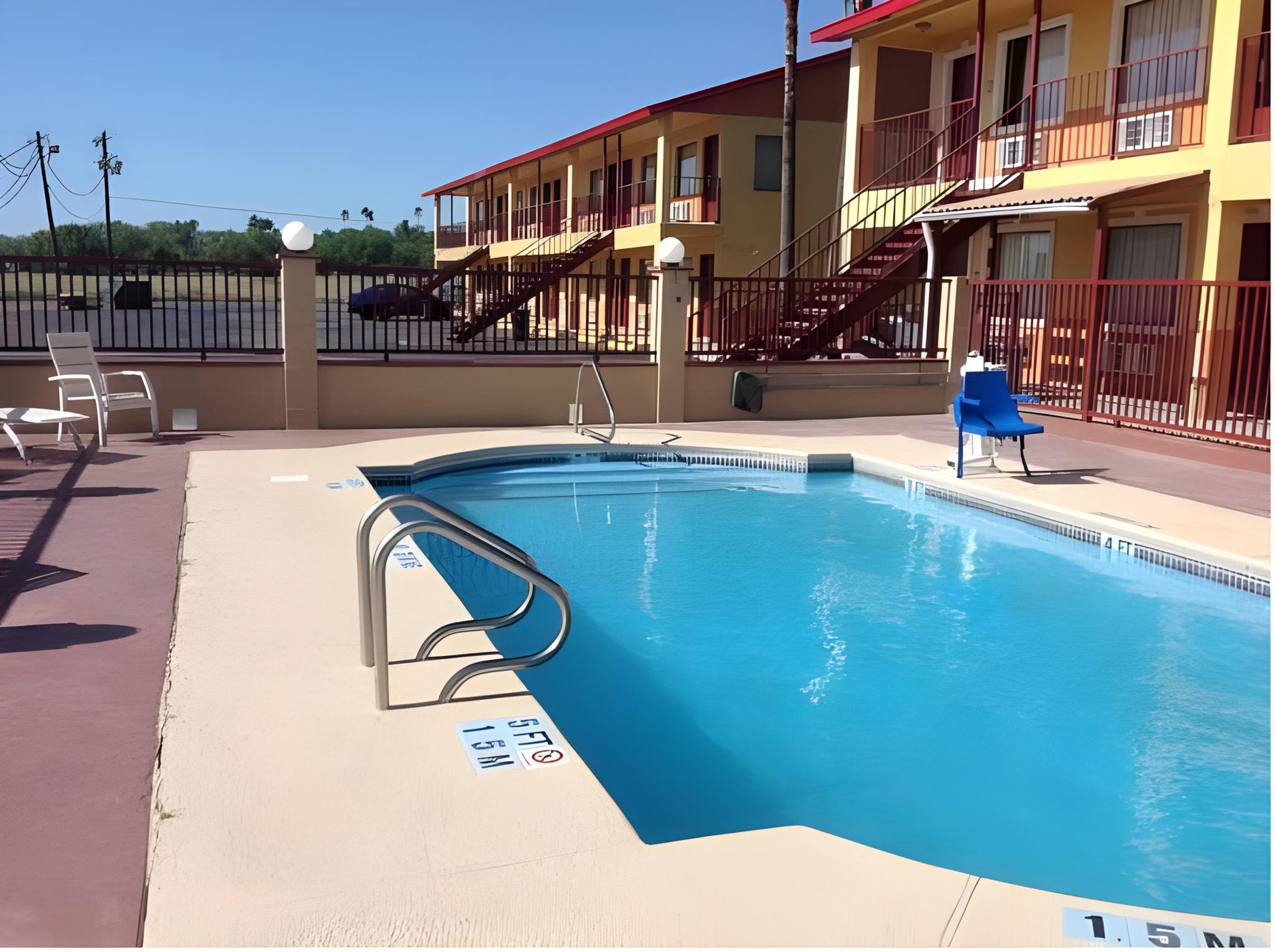 Deluxe Inn Airport 23/26