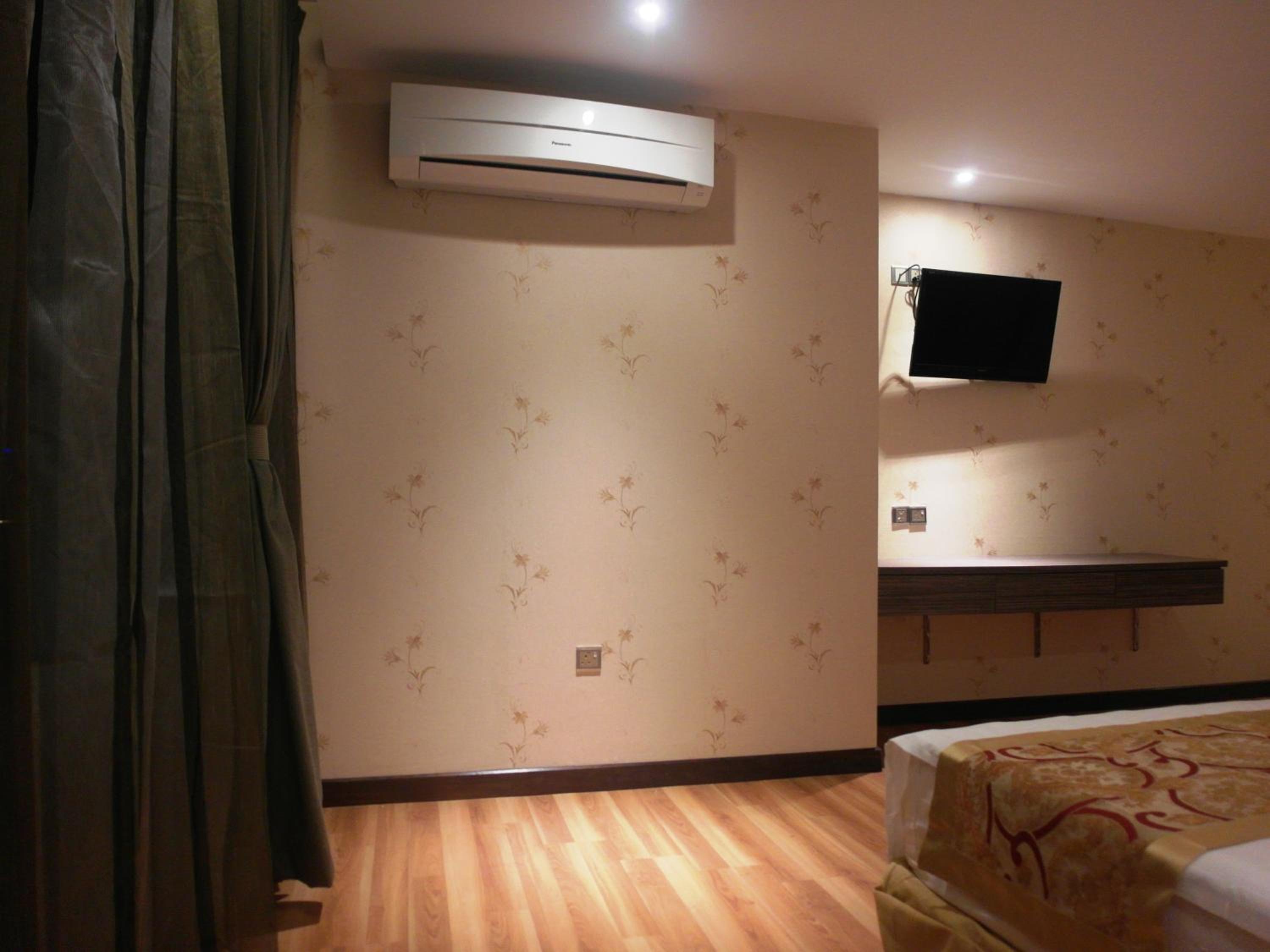 جناح جونيور، Mandarin Hotel 8/10