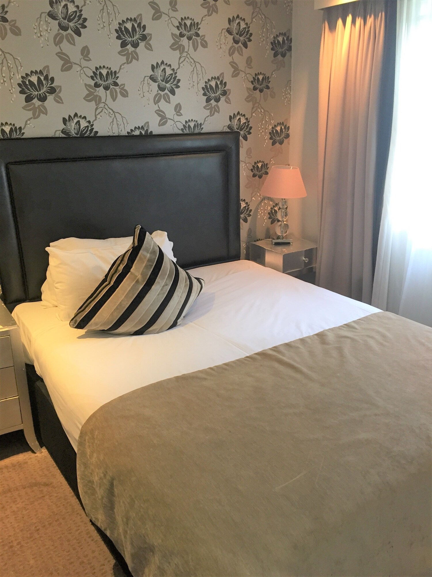 ROOM, SINGLE