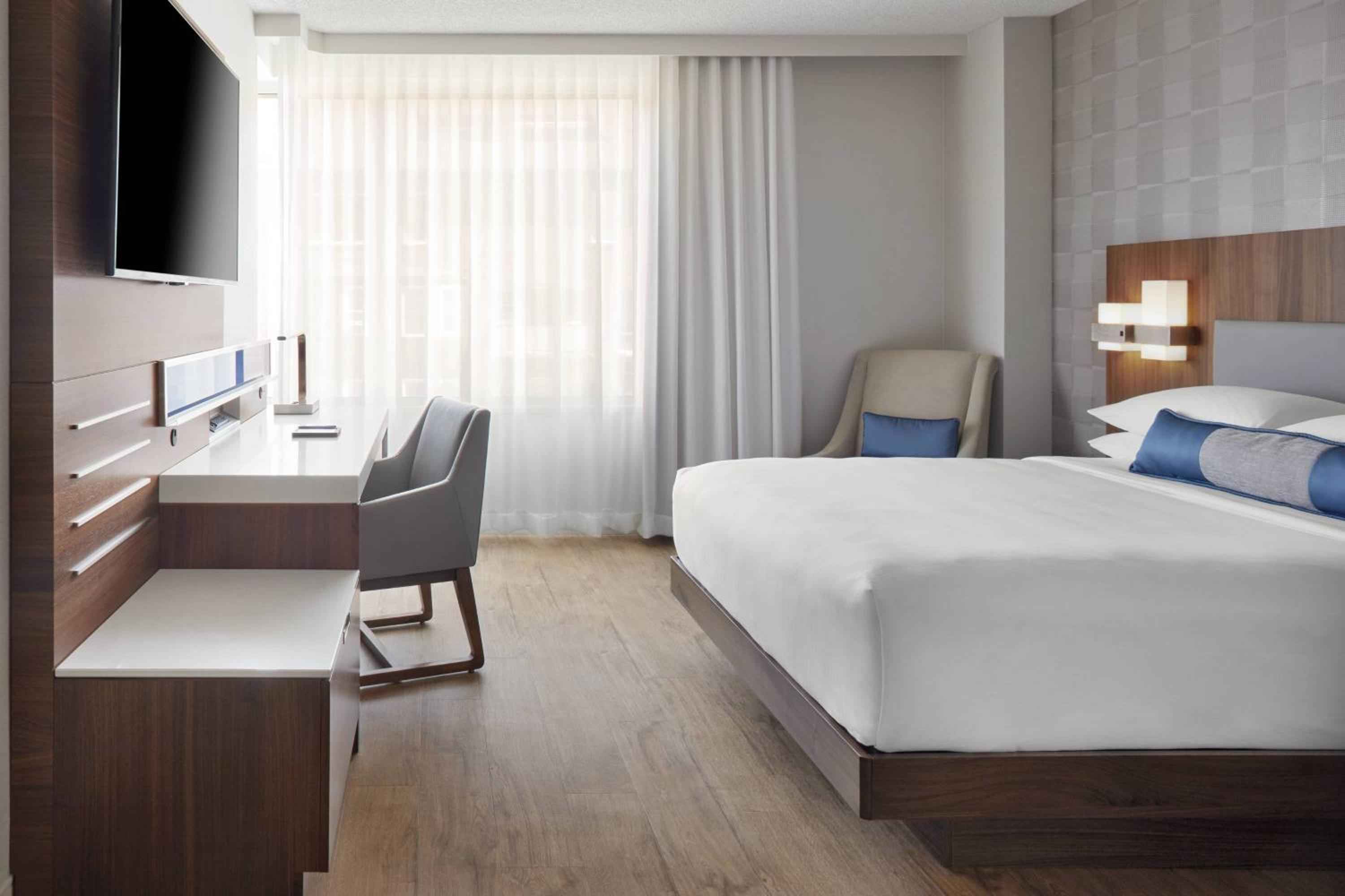 غرفة بسرير كينج، DELTA HOTELS BY MARRIOTT TROIS RIVIERES CONFERENCE CENTRE 7/15