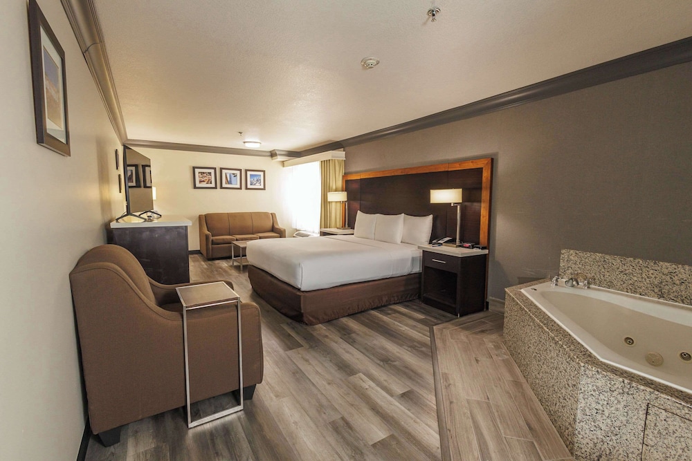 Comfort Inn & Suites Near Universal - N. Hollywood - Burbank 68/68