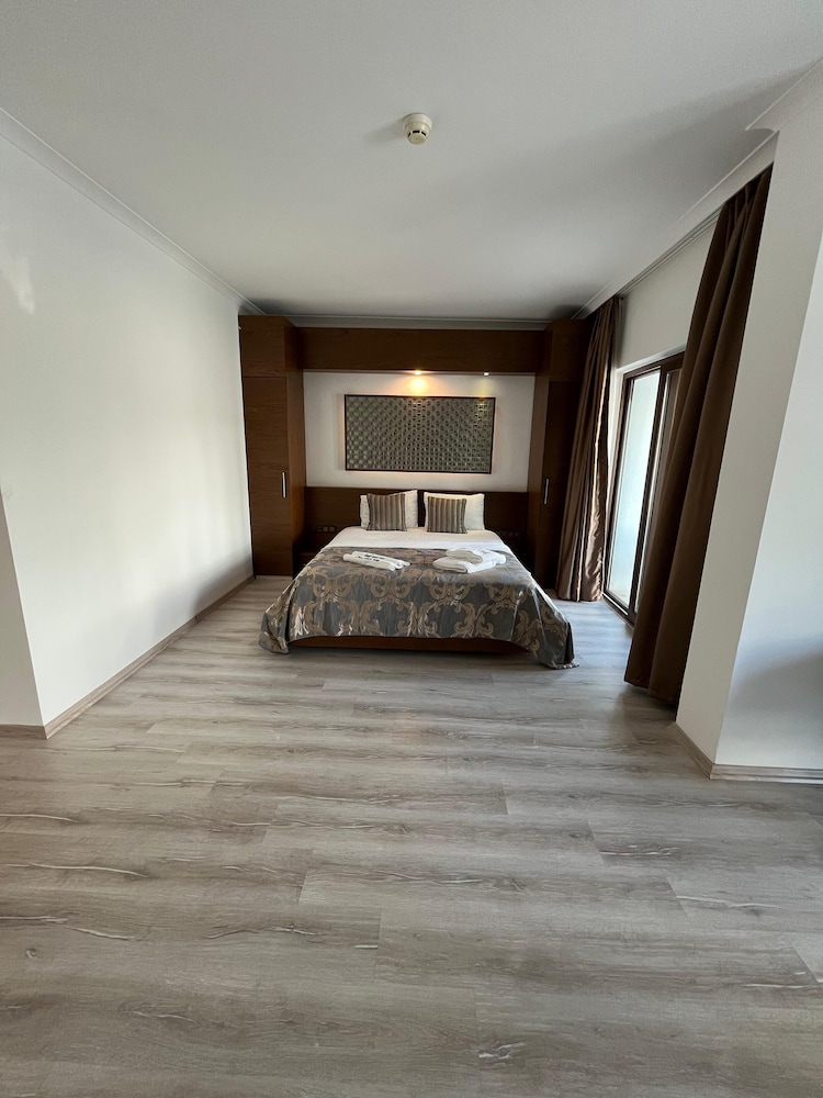 Small Bea Ch Hotel 8/32