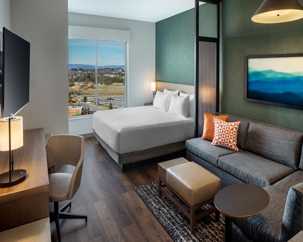 1 Bedroom, Plus, King Bed, Sofa, High Floor