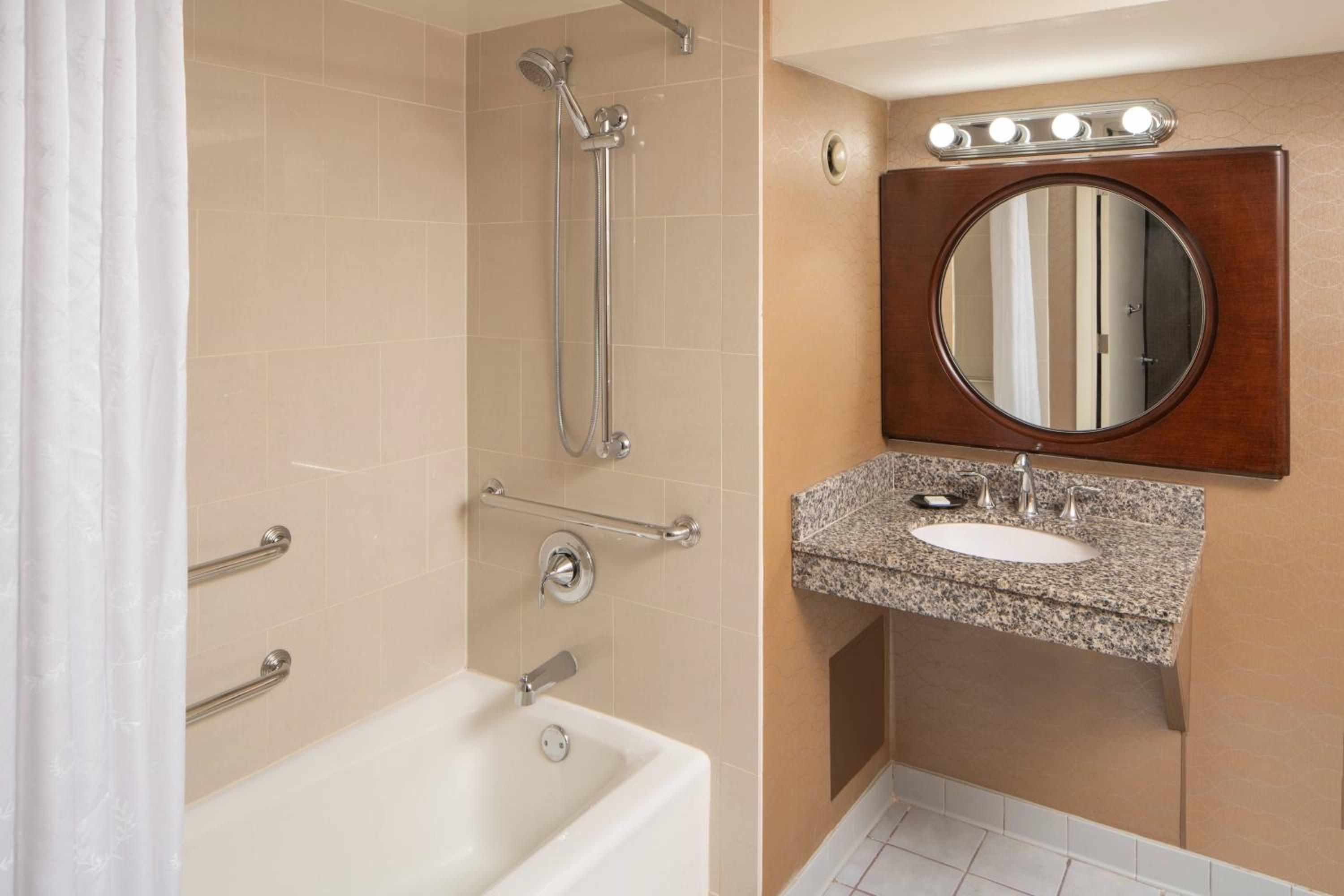 غرفة تقليدية بسريرين مزدوجين بشرفة، Sheraton Tampa Brandon Hotel 4/6