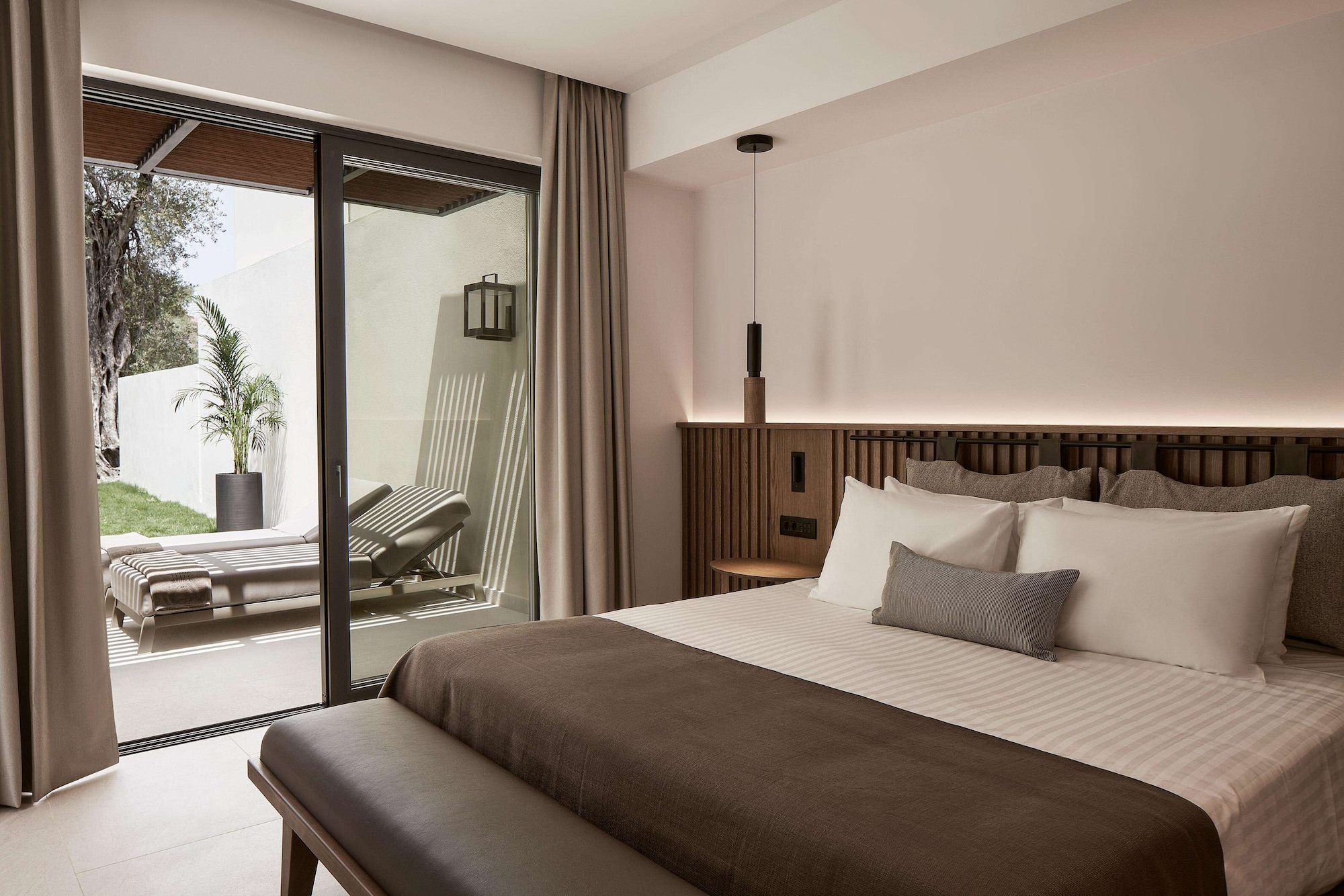 EXECUTIVE, SUITE, PRIVATE POOL