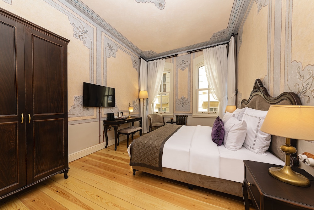 DELUXE, KING BED