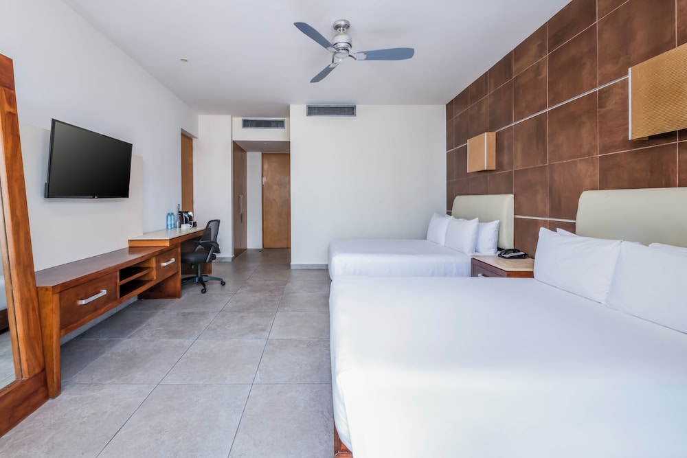 Krazy King or double bed Non Refundable، Krystal Urban Cancun 9/10