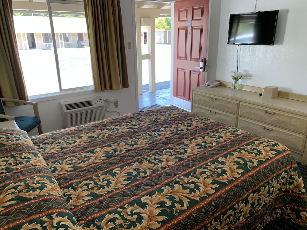 Lark Motel 35/53