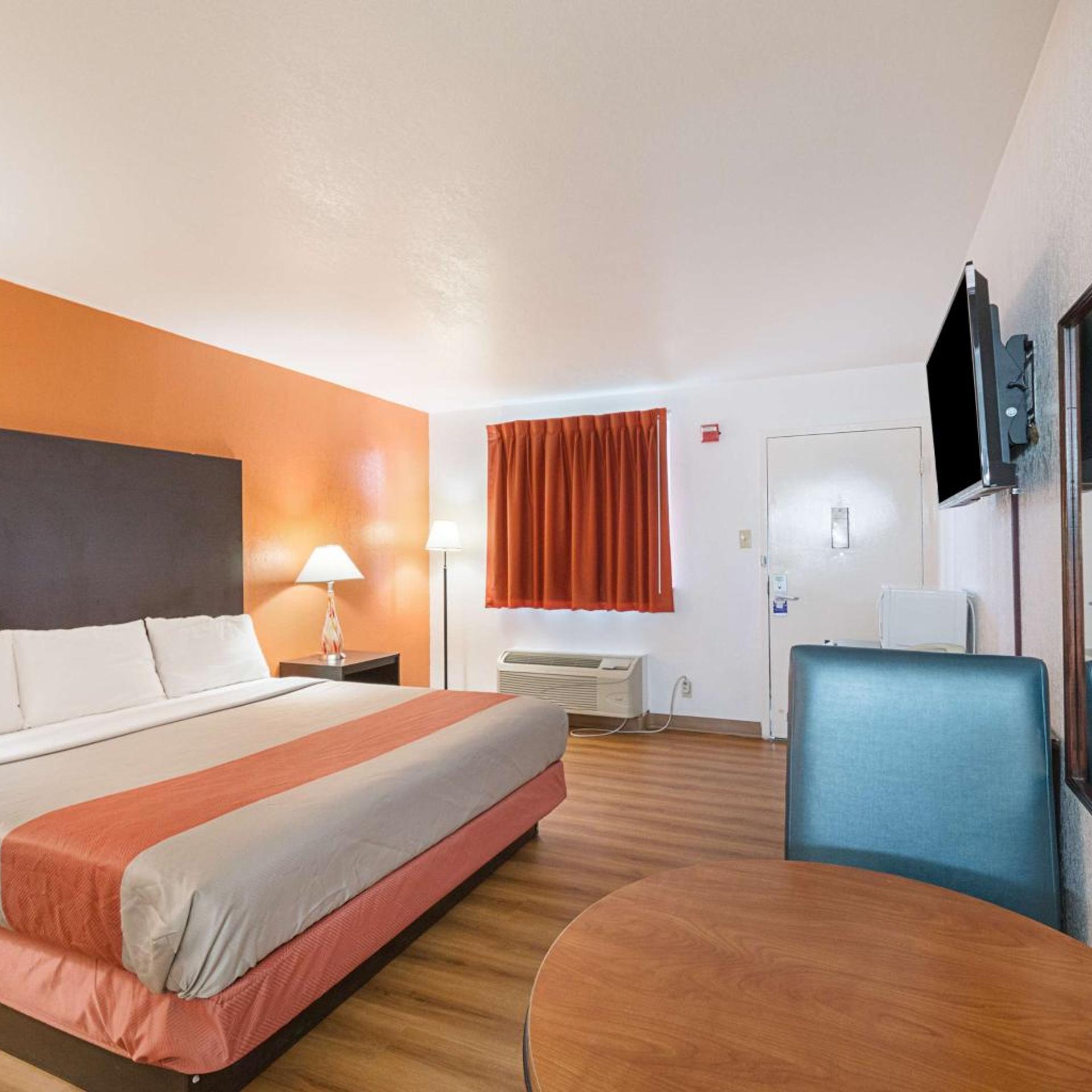 ROOM, KING BED, ACCESSIBLE