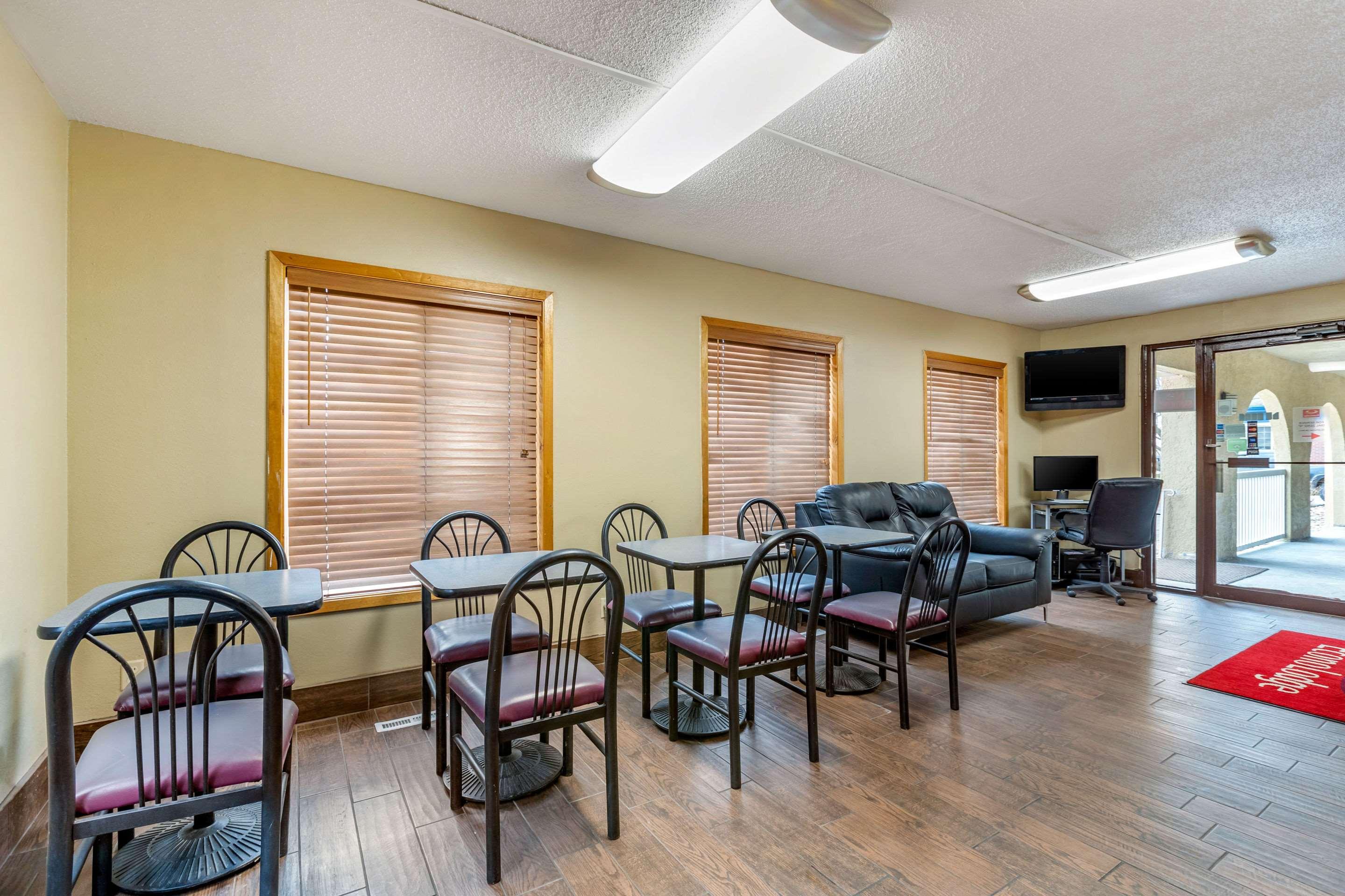 Econo Lodge Urbandale-Northwest Des Moines 13/18
