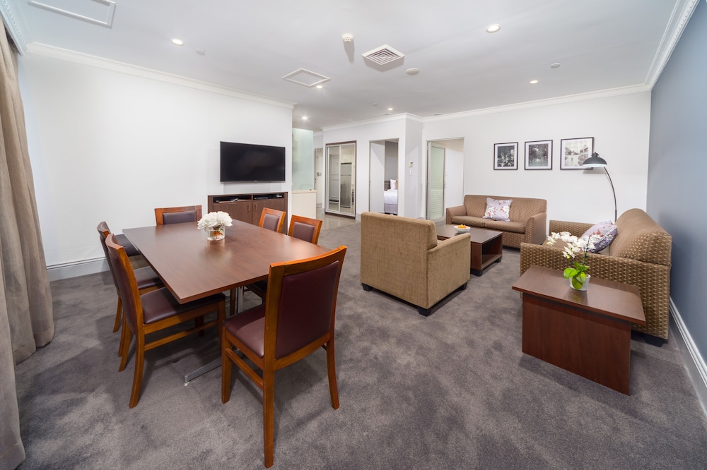 HYDE PARK INN 36/50