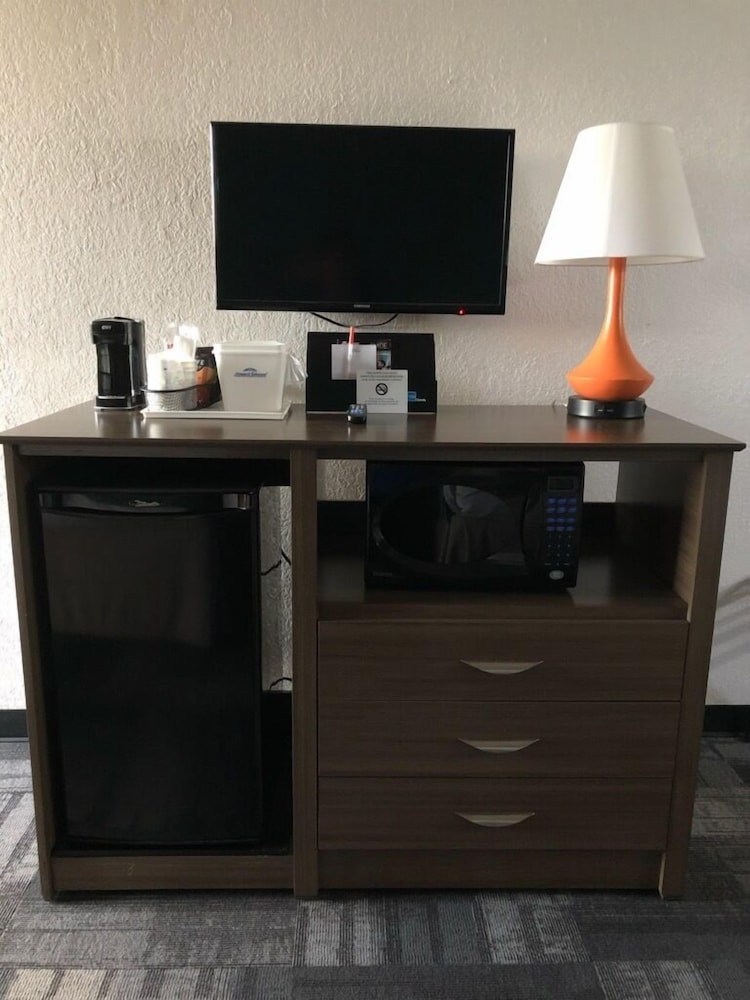 Howard Johnson By Wyndham Winter Haven Fl 10/22