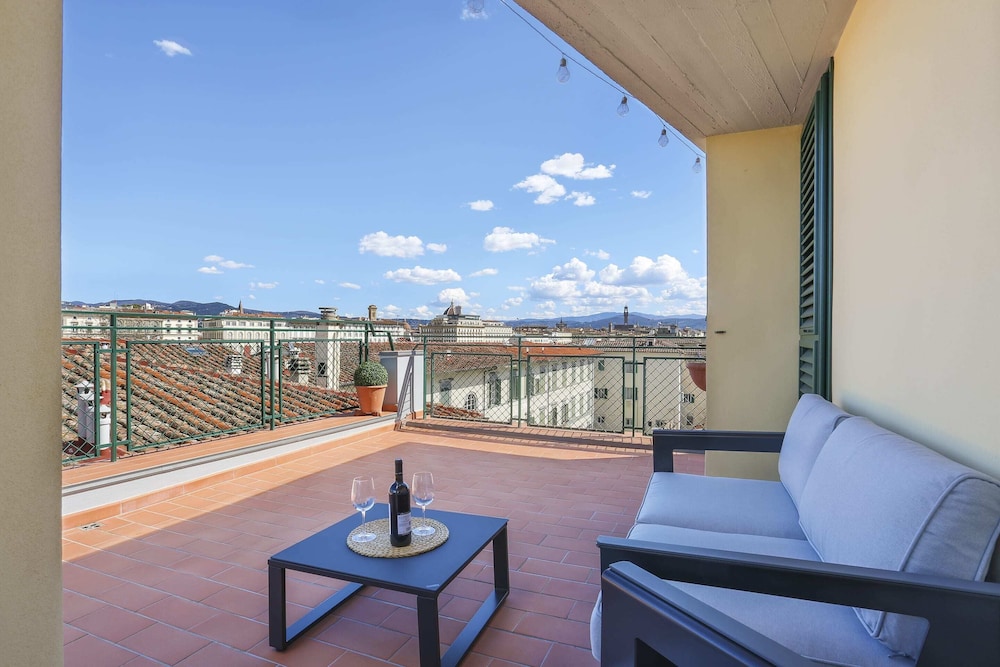 Penthouse With big Terrace in Oltrarno-hosted by Sweetstay 17/25