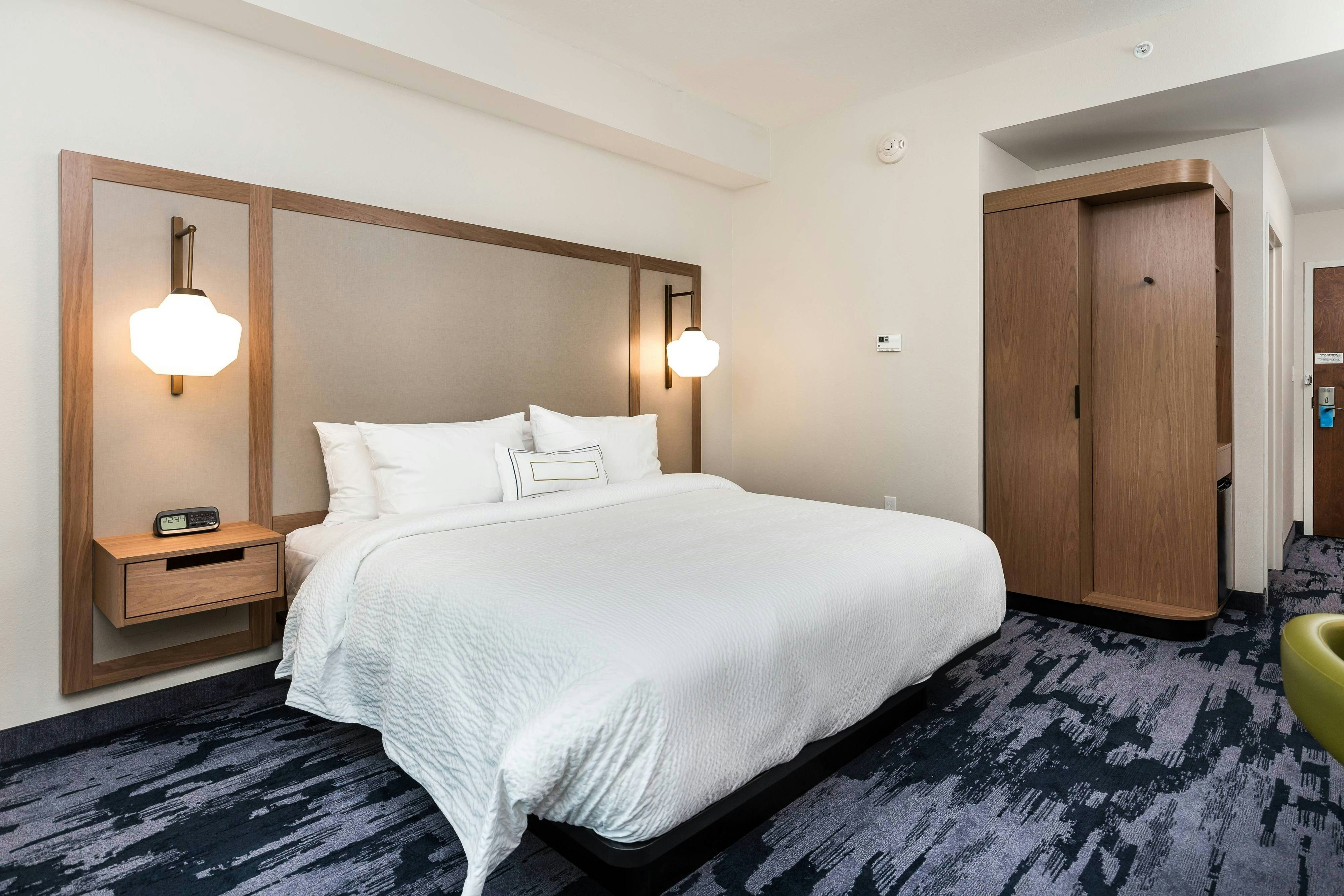 ROOM, KING BED