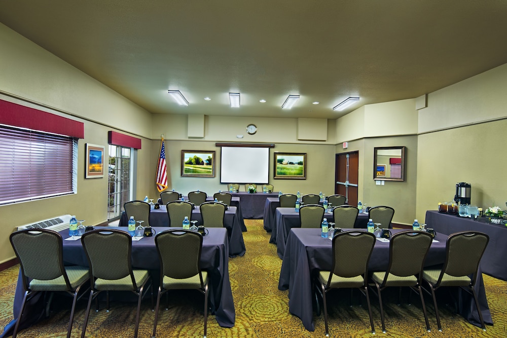 Oxford Suites Hermiston 35/39