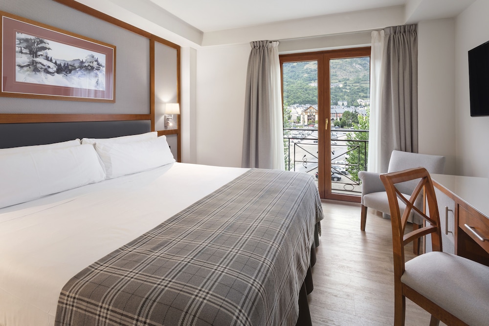 Connecting, 2 Double and Twin Beds