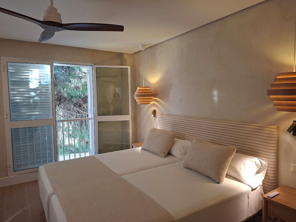 Room, Twin Beds