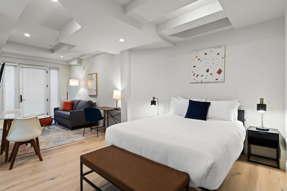 PREMIER, STUDIO, QUEEN BED