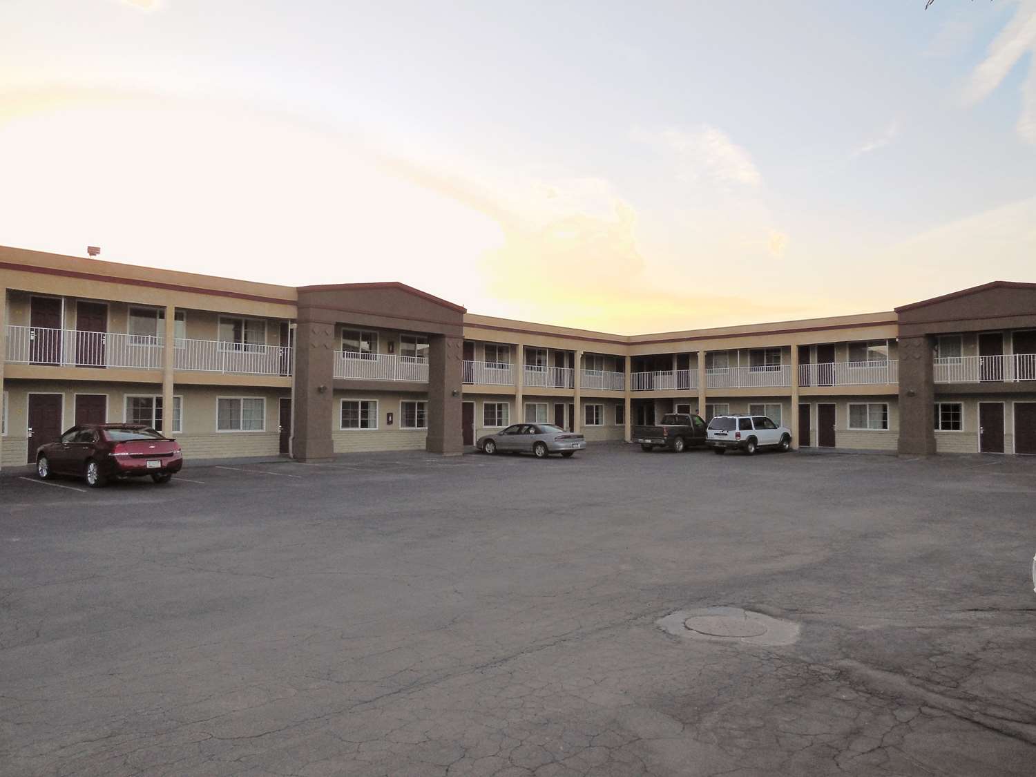Americas Best Value Inn Hanford 4/6