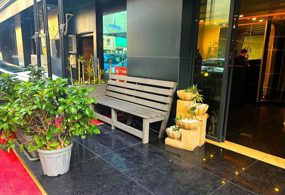 Avist Hotel 8/50