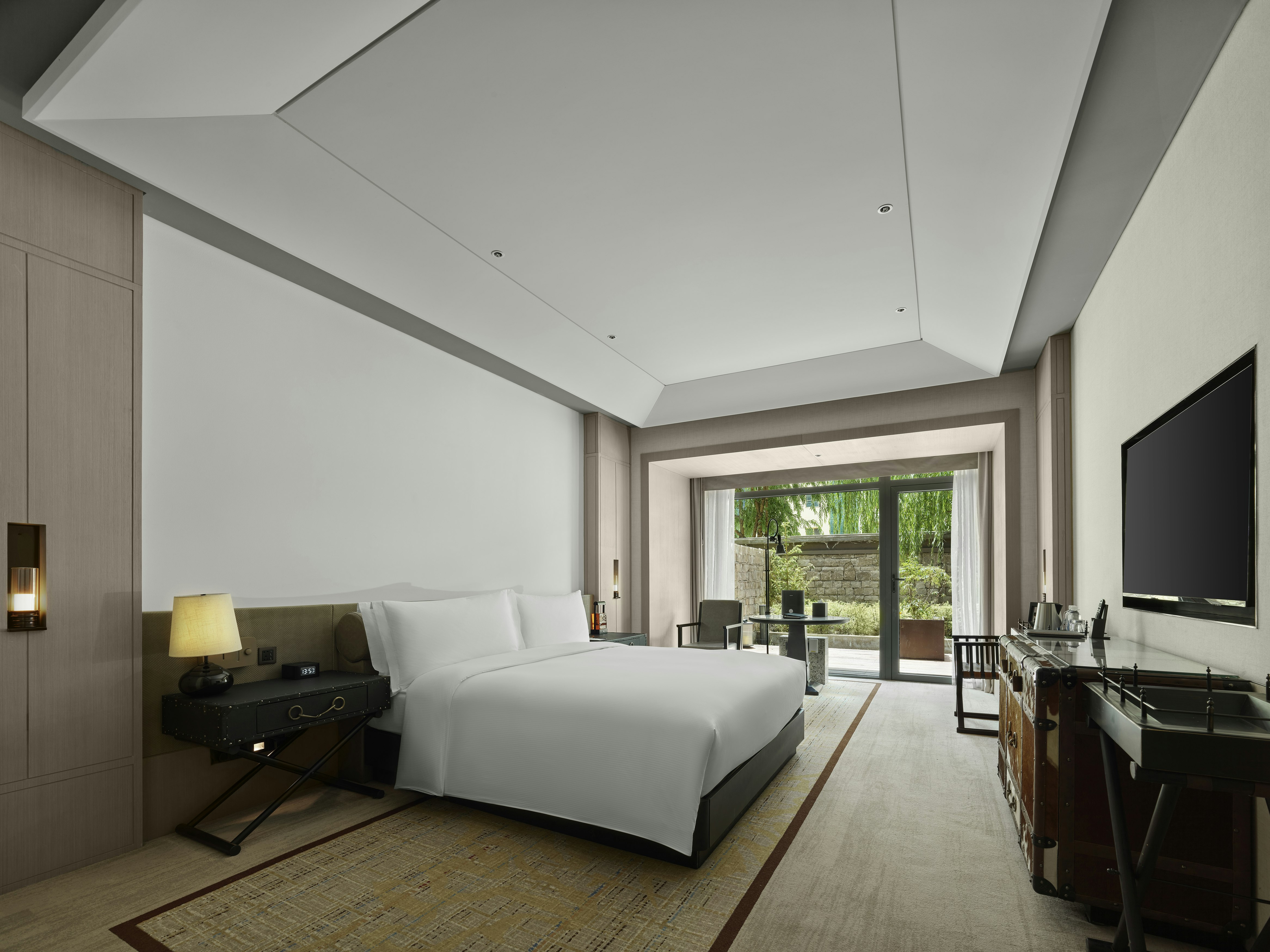 Courtyard, King Bed