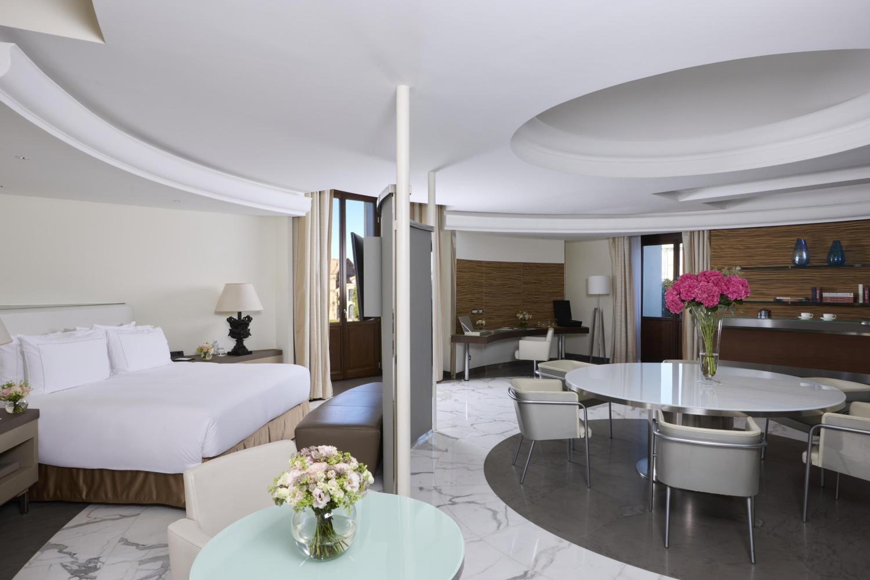 جناح تنفيذي بسرير كينج بشرفة بإطلالة مع أريكة بجاكوزي، Anantara Palazzo Naiadi 8/12