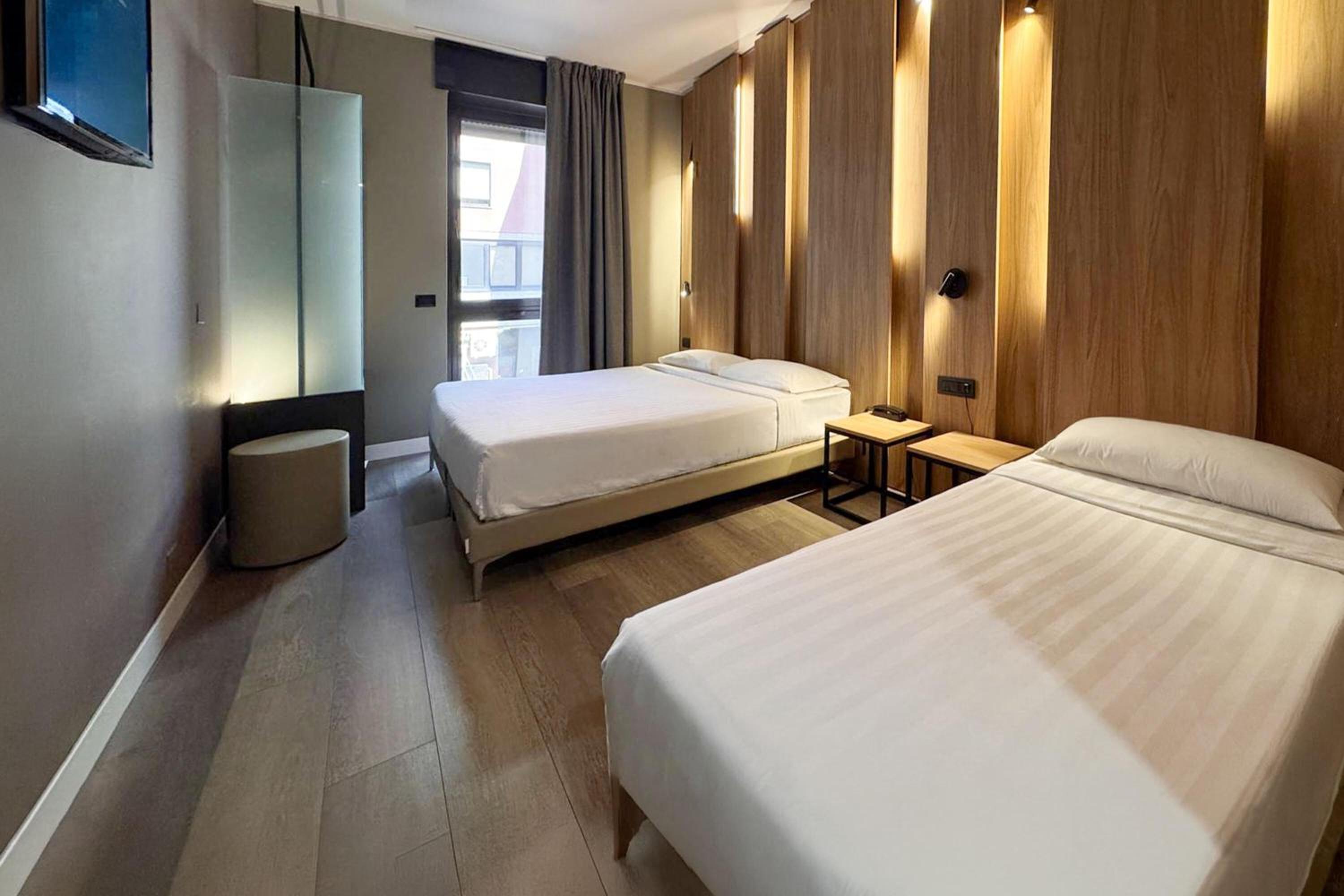 غرفة ثلاثية بسرير كوين وسرير فردي، B&B Hotel Milano Portello 6/9