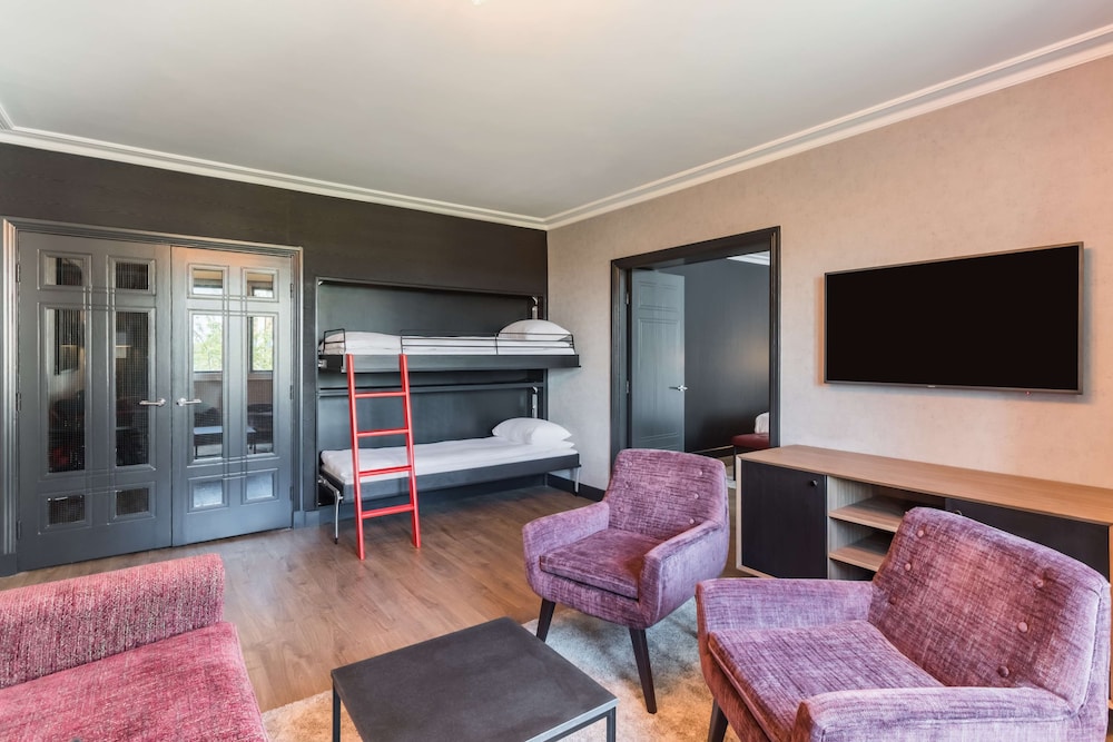 Radisson Red London Heathrow 46/64
