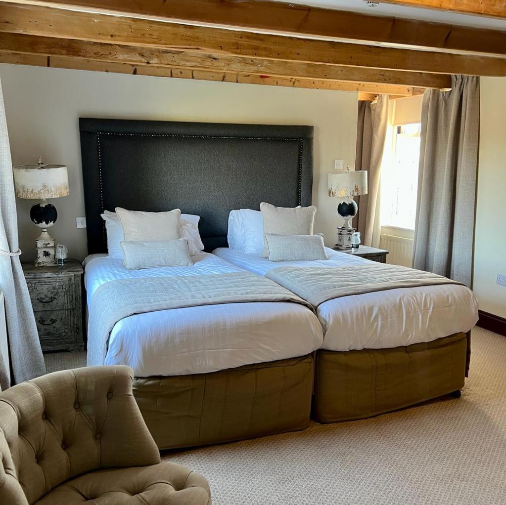 5 Bedrooms, House