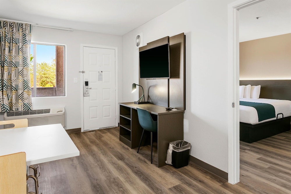 SUITE, KING BED, KITCHENETTE
