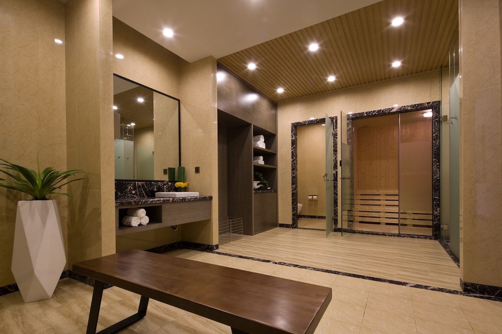 DeRUCCI Hotel 35/65