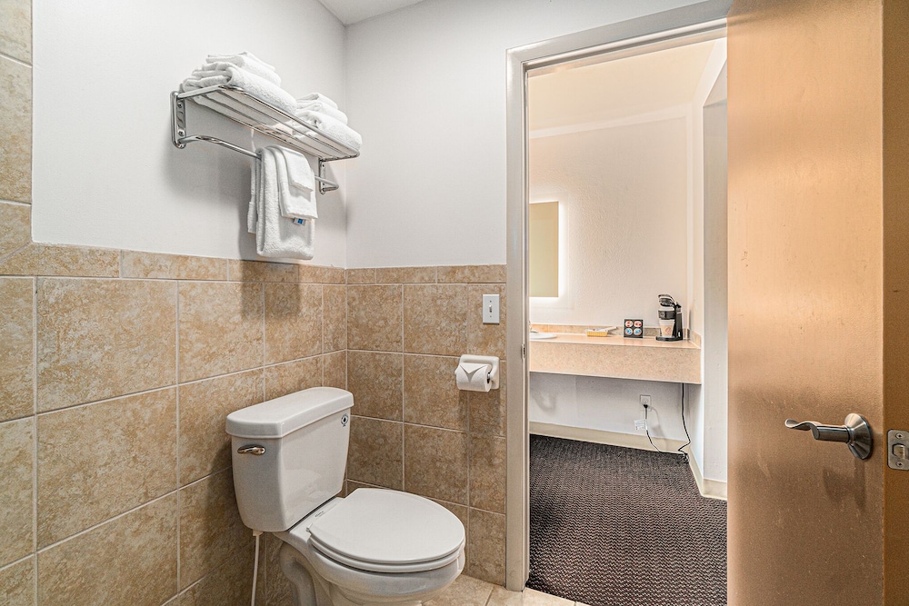 Howard Johnson by Wyndham Traverse City 41/47