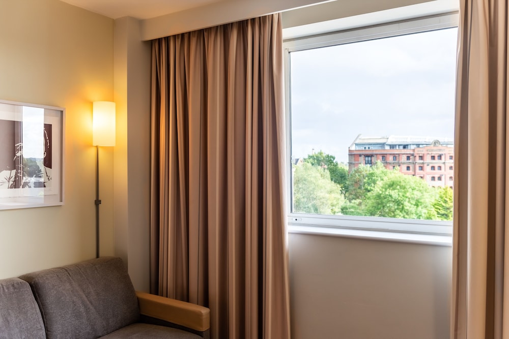NOVOTEL CARDIFF CENTRE 36/75
