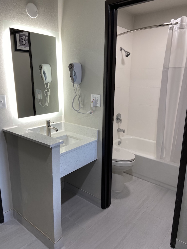 Super 8 By Wyndham York 21/22