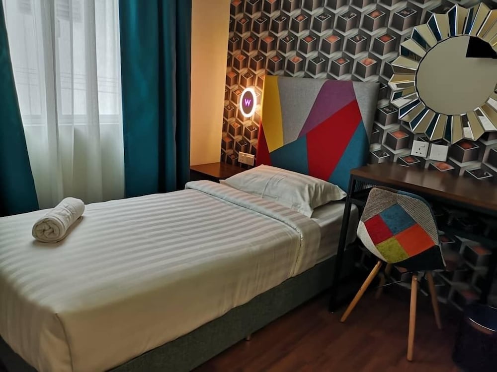 W Hotel Cemerlang 6/37