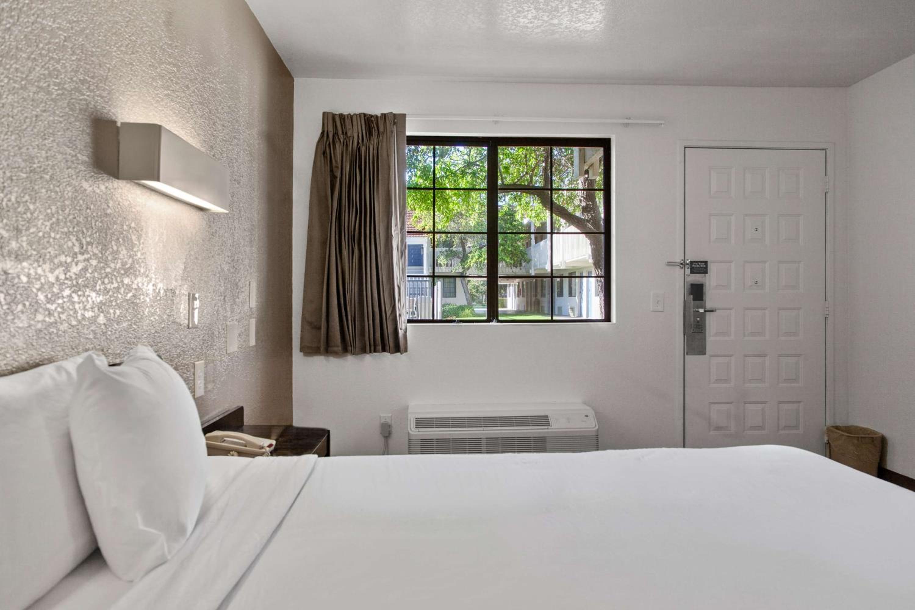 Room, Queen Bed, Accessible, Motel6 San Luis Obispo, CA - South 5/10