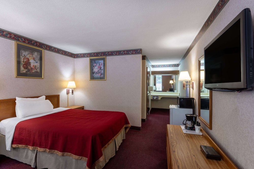 غرفة بسرير مزدوج للمدخنين لذوي الإعاقة، Howard Johnson by Wyndham Salem Hotel & Conference Center 2/6