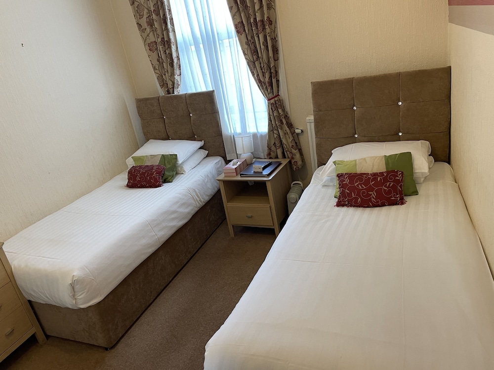 Diamonds Lodge Ltd (Ex Crossways Guest House) 6/34