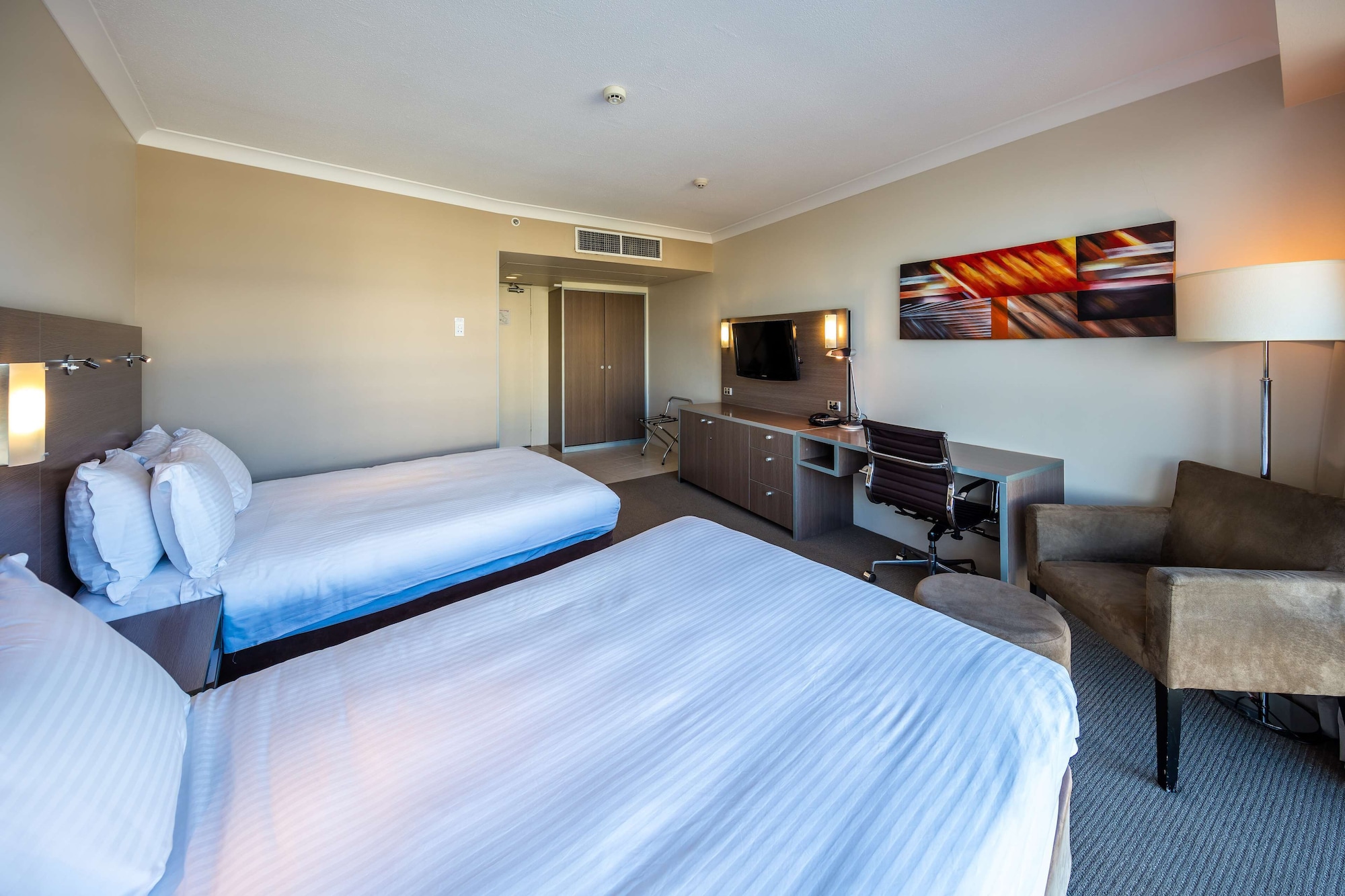 CITY, DELUXE, 2 DOUBLE BEDS, MOUNTAIN VIEW