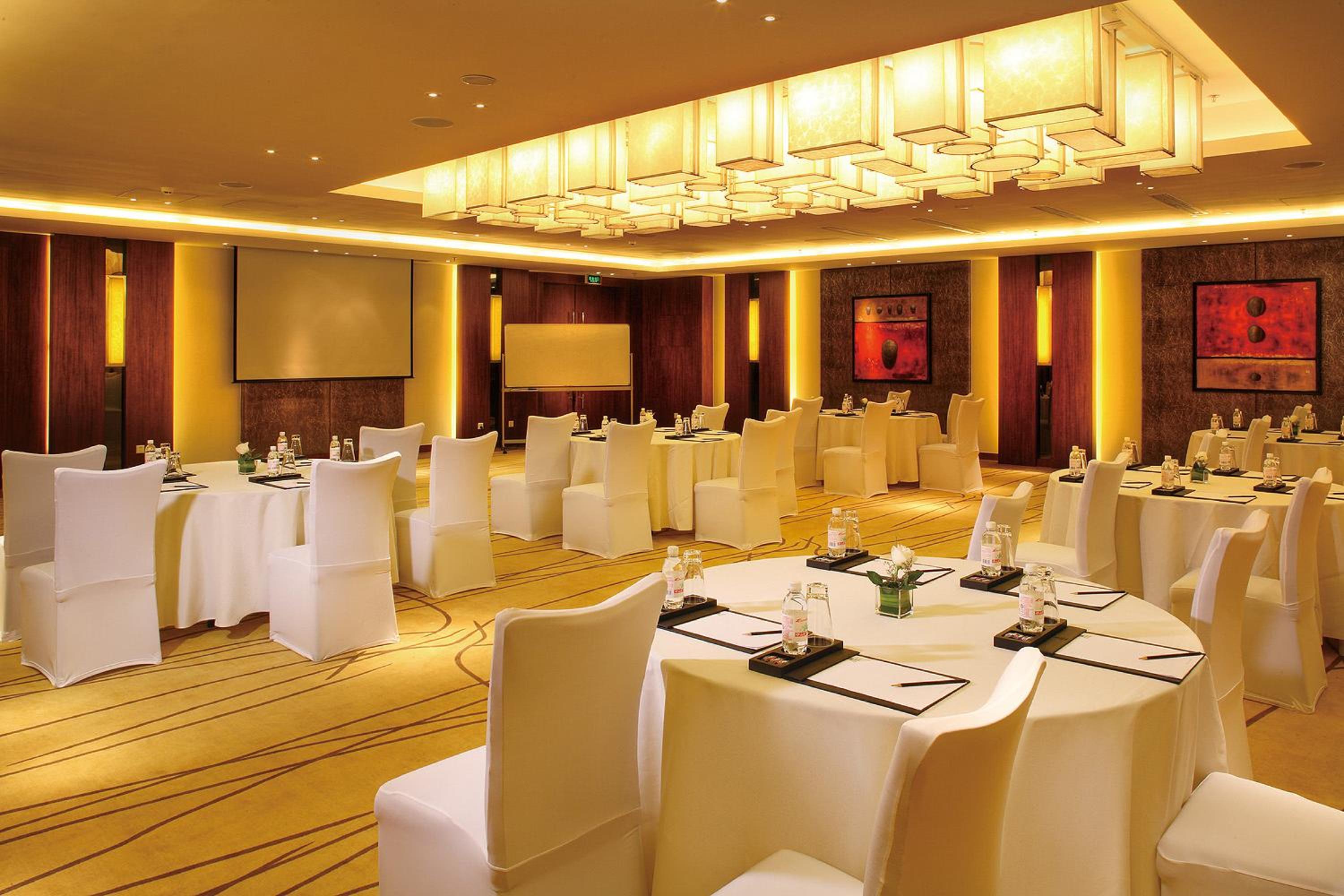 Holiday Inn Qingdao Parkview 35/49