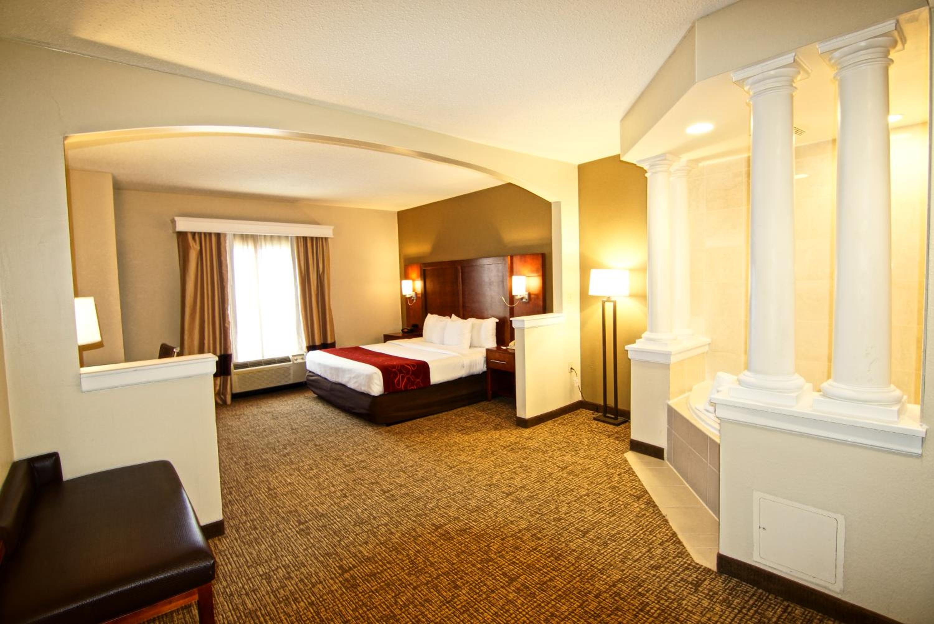 جناح بسرير كينج بجاكوزي، Comfort Suites Near University 10/10