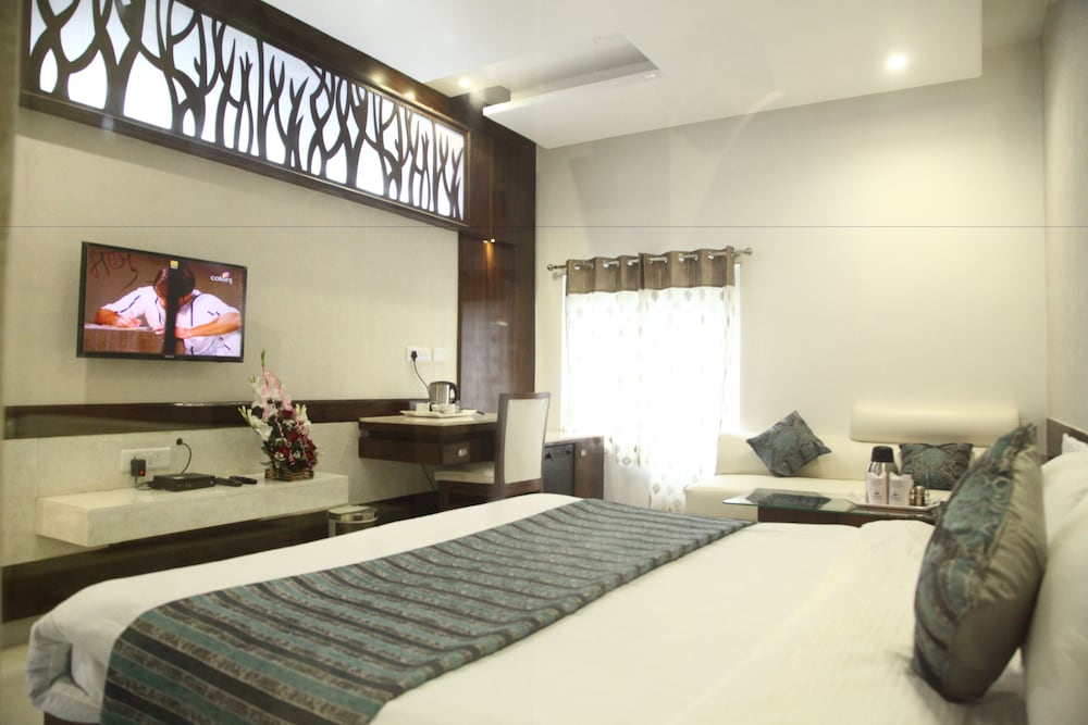 Hotel Emerald 8/52