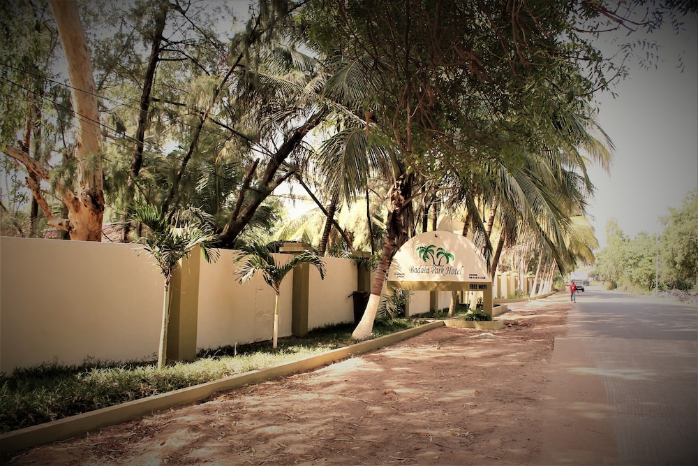 Badala Park Hotel in SERREKUNDA