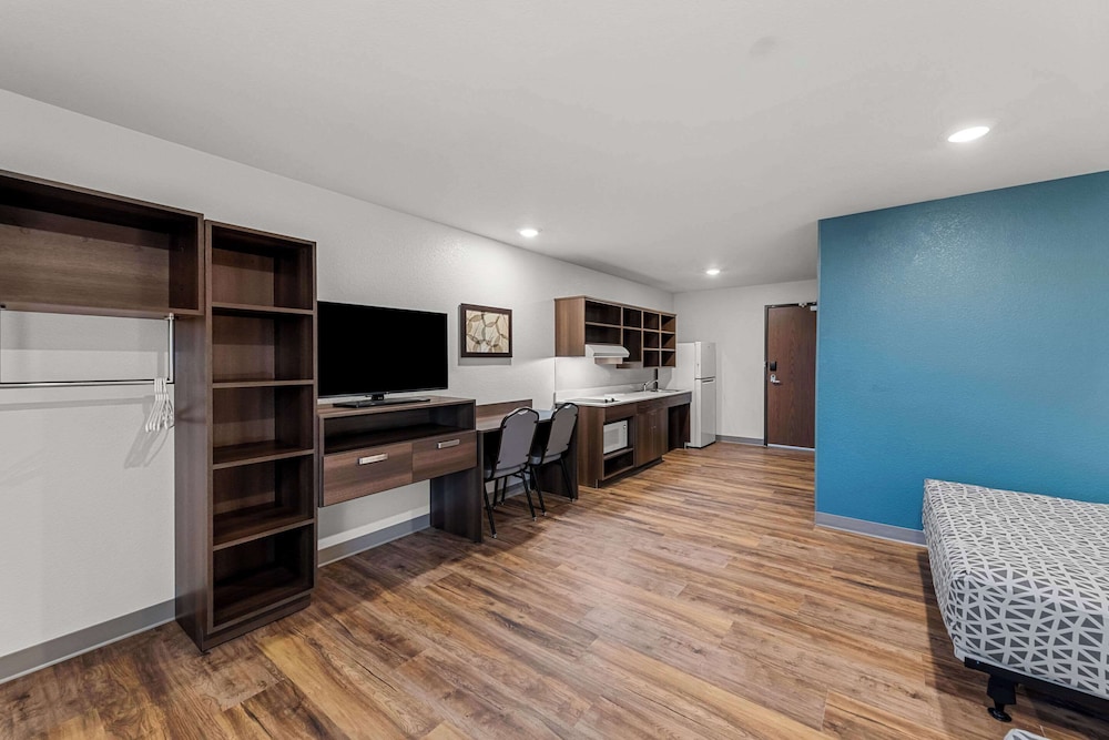 Woodspring Suites Kansas City Airport 20/28