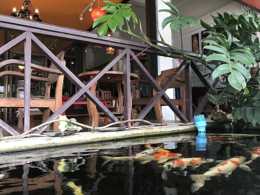 Ez House & Cafe 8/67